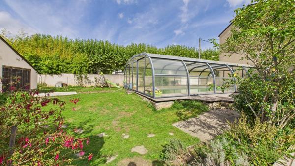Maison familiale sur trois niveaux avec dépendance aménagée et piscine