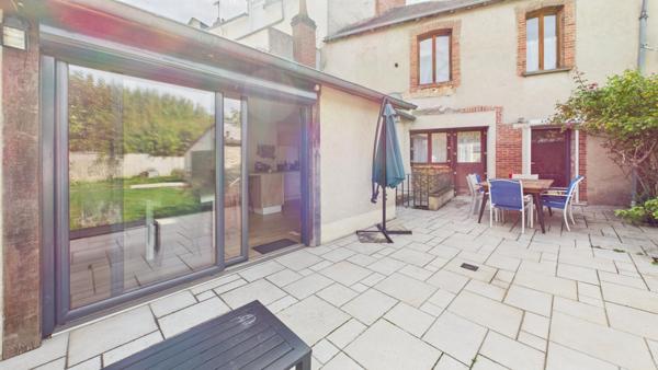 Maison familiale sur trois niveaux avec dépendance aménagée et piscine