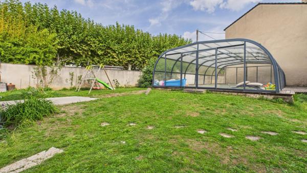 Maison familiale sur trois niveaux avec dépendance aménagée et piscine