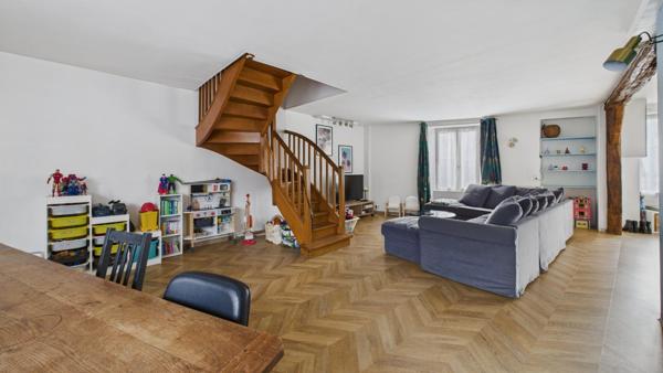 Maison familiale sur trois niveaux avec dépendance aménagée et piscine