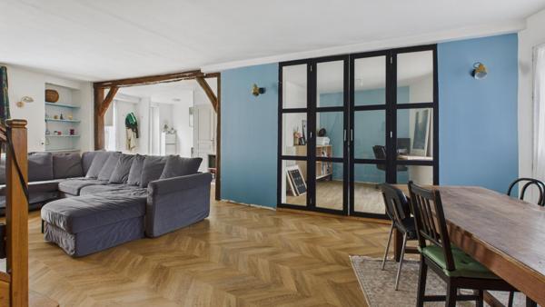 Maison familiale sur trois niveaux avec dépendance aménagée et piscine