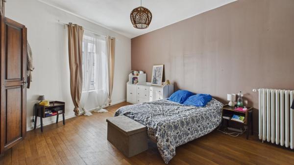 Maison familiale sur trois niveaux avec dépendance aménagée et piscine