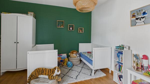 Maison familiale sur trois niveaux avec dépendance aménagée et piscine