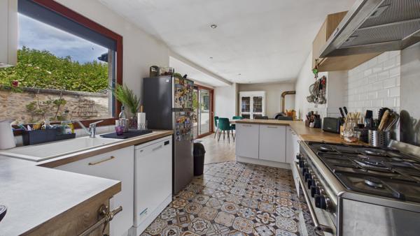 Maison familiale sur trois niveaux avec dépendance aménagée et piscine