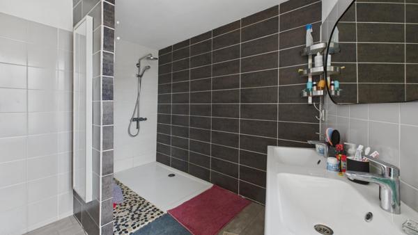 Maison familiale sur trois niveaux avec dépendance aménagée et piscine