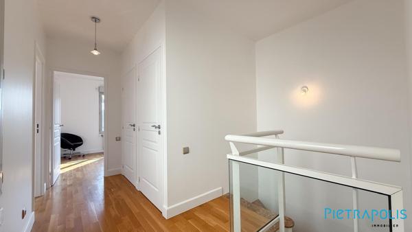 Maison de ville contemporaine  avec jardin et garage