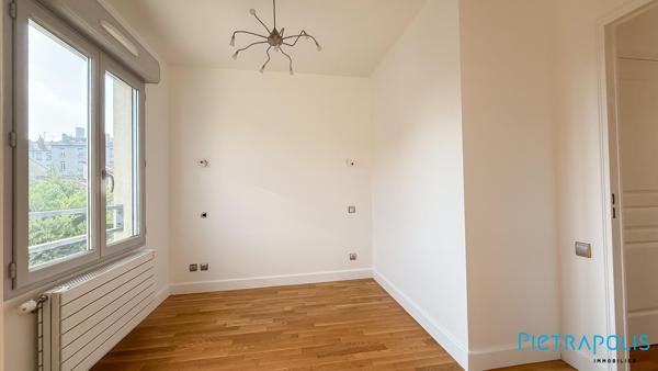 Maison de ville contemporaine  avec jardin et garage