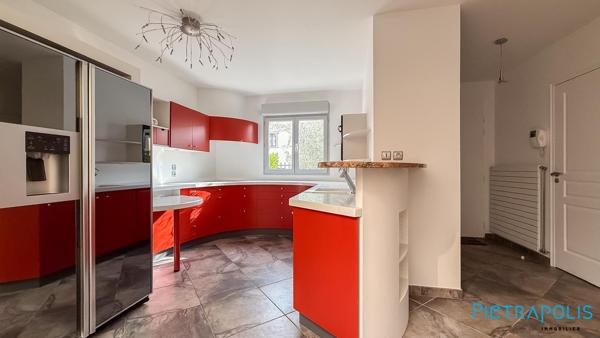 Maison de ville contemporaine  avec jardin et garage