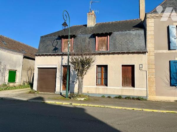 Maison de bourg avec un petit jardin et un garage comprenant :
Au-rez-de-chaussée : entrée, un...