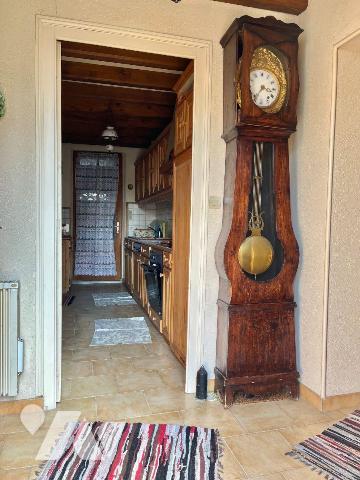 Maison de bourg avec un petit jardin et un garage comprenant :
Au-rez-de-chaussée : entrée, un...