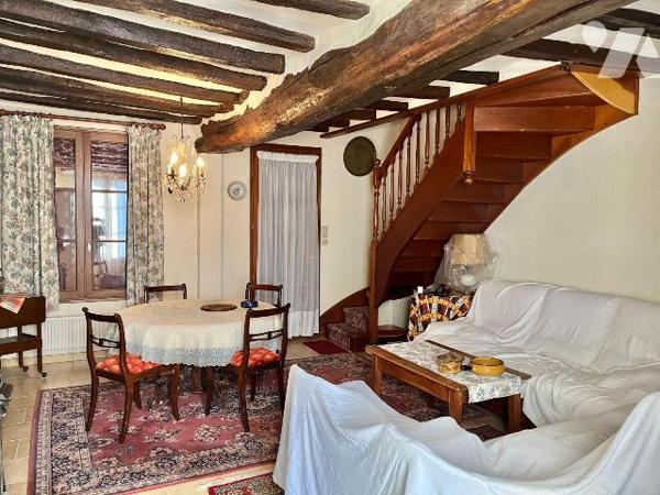 Maison de bourg avec un petit jardin et un garage comprenant :
Au-rez-de-chaussée : entrée, un...