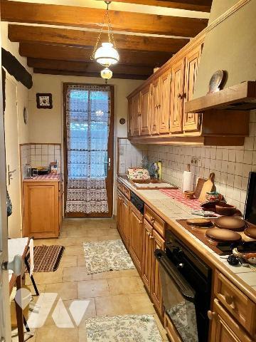 Maison de bourg avec un petit jardin et un garage comprenant :
Au-rez-de-chaussée : entrée, un...