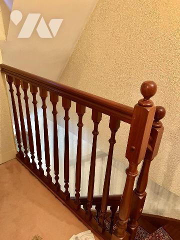 Maison de bourg avec un petit jardin et un garage comprenant :
Au-rez-de-chaussée : entrée, un...