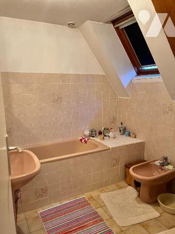 Maison de bourg avec un petit jardin et un garage comprenant :
Au-rez-de-chaussée : entrée, un...