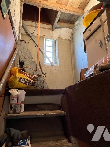 Maison de bourg avec un petit jardin et un garage comprenant :
Au-rez-de-chaussée : entrée, un...