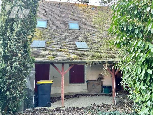 Maison de bourg avec un petit jardin et un garage comprenant :
Au-rez-de-chaussée : entrée, un...