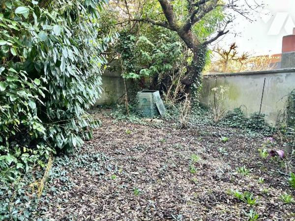 Maison de bourg avec un petit jardin et un garage comprenant :
Au-rez-de-chaussée : entrée, un...