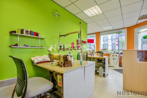 VENTE - LOCAL COMMERCIAL ENTIÈREMENT RÉNOVÉE EMPLACEMENT PREMIUM