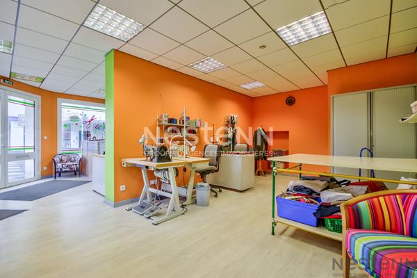 VENTE - LOCAL COMMERCIAL ENTIÈREMENT RÉNOVÉE EMPLACEMENT PREMIUM