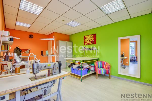 VENTE - LOCAL COMMERCIAL ENTIÈREMENT RÉNOVÉE EMPLACEMENT PREMIUM