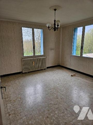 Une maison sur sous-sol avec jardin clos comprenant entrée, séjour, cuisine, salle d'eau, petit...