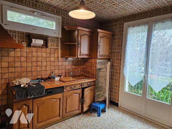 Une maison sur sous-sol avec jardin clos comprenant entrée, séjour, cuisine, salle d'eau, petit...