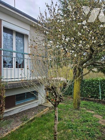 Une maison sur sous-sol avec jardin clos comprenant entrée, séjour, cuisine, salle d'eau, petit...