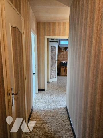 Une maison sur sous-sol avec jardin clos comprenant entrée, séjour, cuisine, salle d'eau, petit...