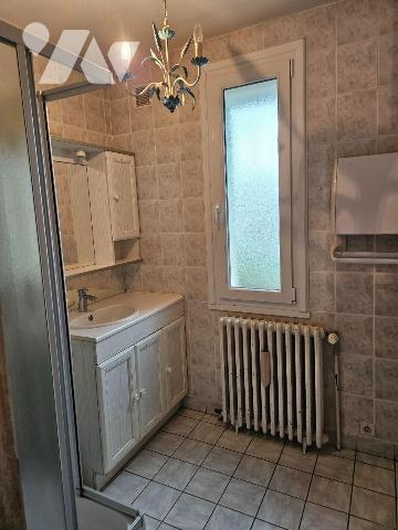 Une maison sur sous-sol avec jardin clos comprenant entrée, séjour, cuisine, salle d'eau, petit...