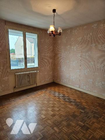 Une maison sur sous-sol avec jardin clos comprenant entrée, séjour, cuisine, salle d'eau, petit...