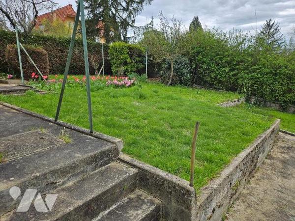 Une maison sur sous-sol avec jardin clos comprenant entrée, séjour, cuisine, salle d'eau, petit...