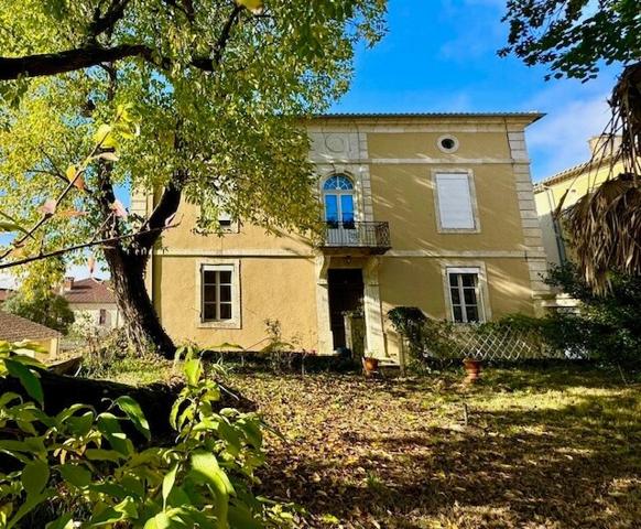 Jegun centre - Maison de maître avec jardin, garages et piscine