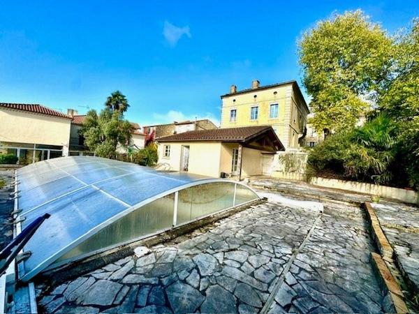 Jegun centre - Maison de maître avec jardin, garages et piscine