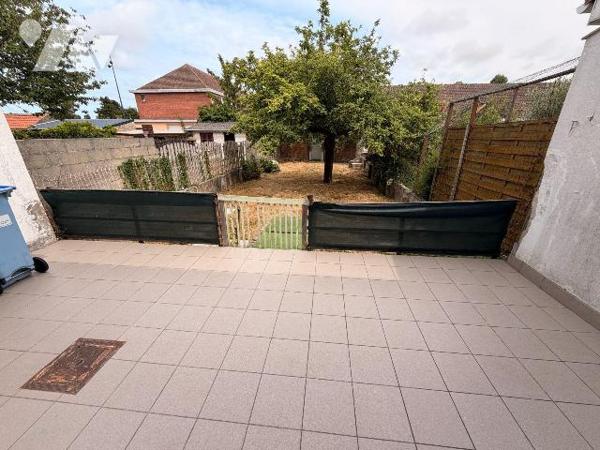 A vendre chez votre Notaire maison de ville sur Coudekerque-Branche (59210), à proximité immédi...