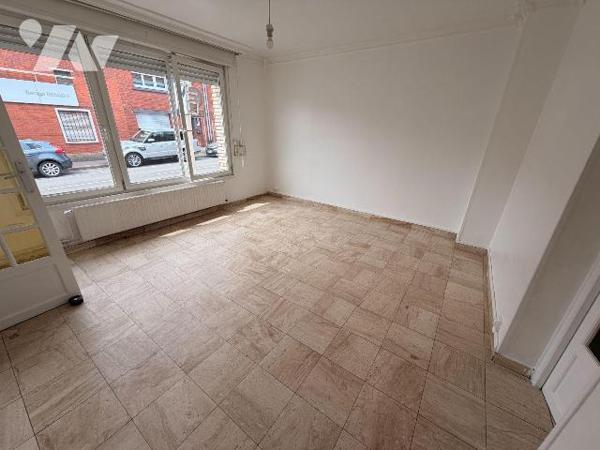 A vendre chez votre Notaire maison de ville sur Coudekerque-Branche (59210), à proximité immédi...