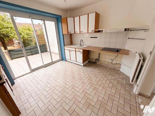 A vendre chez votre Notaire maison de ville sur Coudekerque-Branche (59210), à proximité immédi...