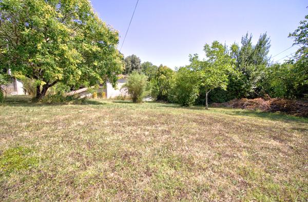 Proche d'Agen maison de 5 pièces principales de 108 m² avec garage et jardin dans un environnement calme.