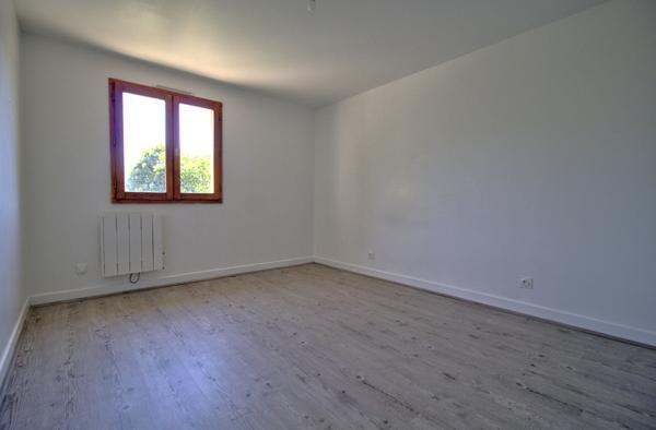 Proche d'Agen maison de 5 pièces principales de 108 m² avec garage et jardin dans un environnement calme.