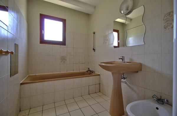 Proche d'Agen maison de 5 pièces principales de 108 m² avec garage et jardin dans un environnement calme.