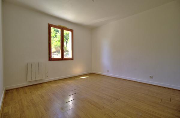 Proche d'Agen maison de 5 pièces principales de 108 m² avec garage et jardin dans un environnement calme.