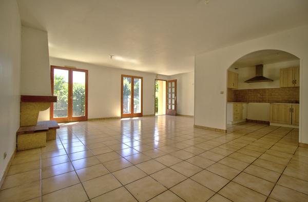 Proche d'Agen maison de 5 pièces principales de 108 m² avec garage et jardin dans un environnement calme.