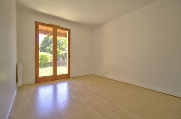 Proche d'Agen maison de 5 pièces principales de 108 m² avec garage et jardin dans un environnement calme.