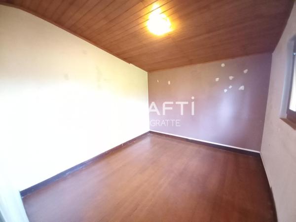 A Vitrac, Maison avec sous-sol, garages et terrain clos – Environnement calme