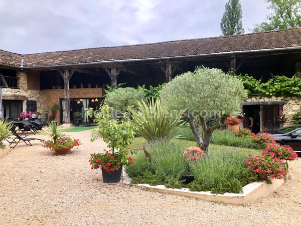 Grange en pierre rénovée de façon contemporaine et son gite indépendant.