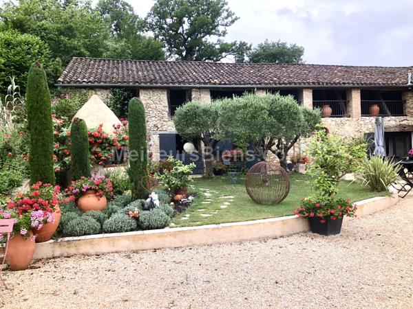 Grange en pierre rénovée de façon contemporaine et son gite indépendant.