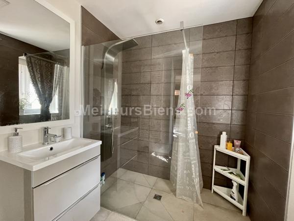 Grange en pierre rénovée de façon contemporaine et son gite indépendant.