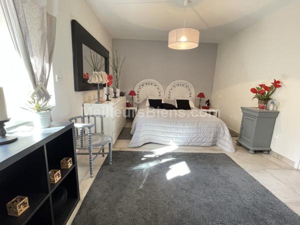 Grange en pierre rénovée de façon contemporaine et son gite indépendant.