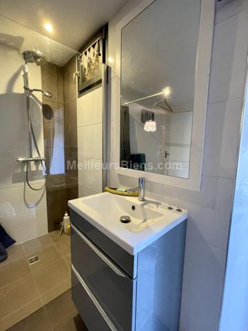 Grange en pierre rénovée de façon contemporaine et son gite indépendant.