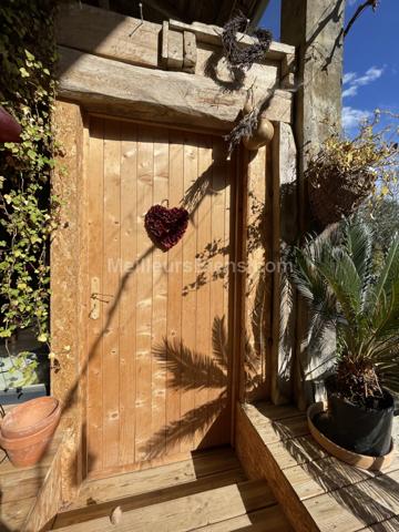 Grange en pierre rénovée de façon contemporaine et son gite indépendant.