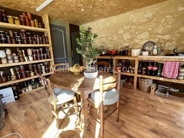 Grange en pierre rénovée de façon contemporaine et son gite indépendant.